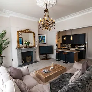 luxury-two-bedroom-apartment.cardiffhotelswales.com/
