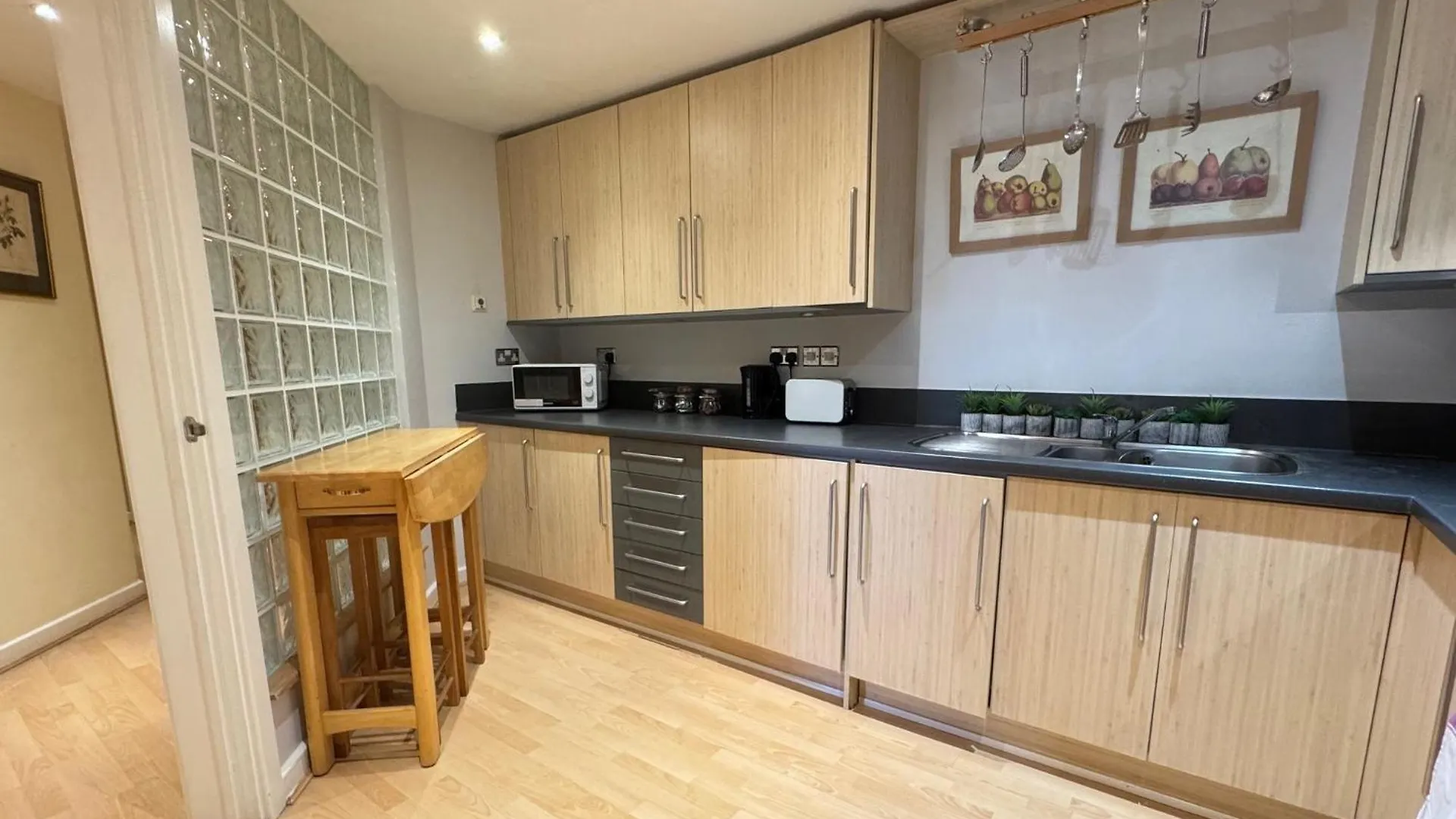 The Greenwich - Two Bedroom Apartment With Parking, Close To Ferry Terminals Southampton